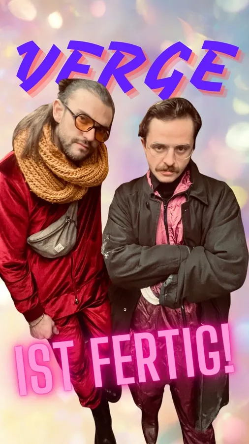 Graphic VERGE ist fertig! with two men in red and brown leather coats against pastel bokeh, flash by Kilian Amrehn