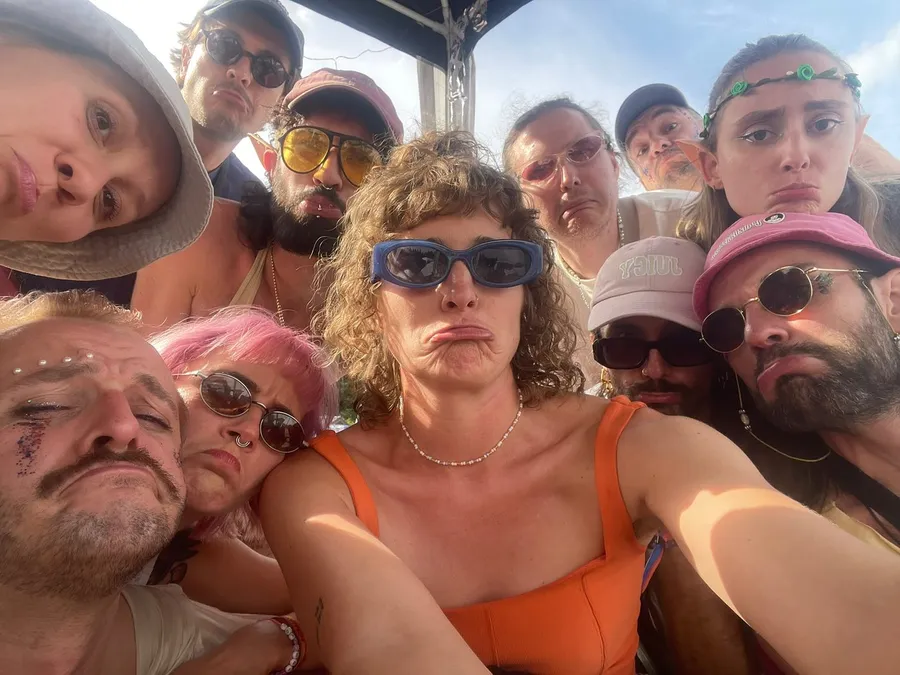 Selfie of a big group of friends in sunglasses, all pulling a pout, flash by Kilian Amrehn