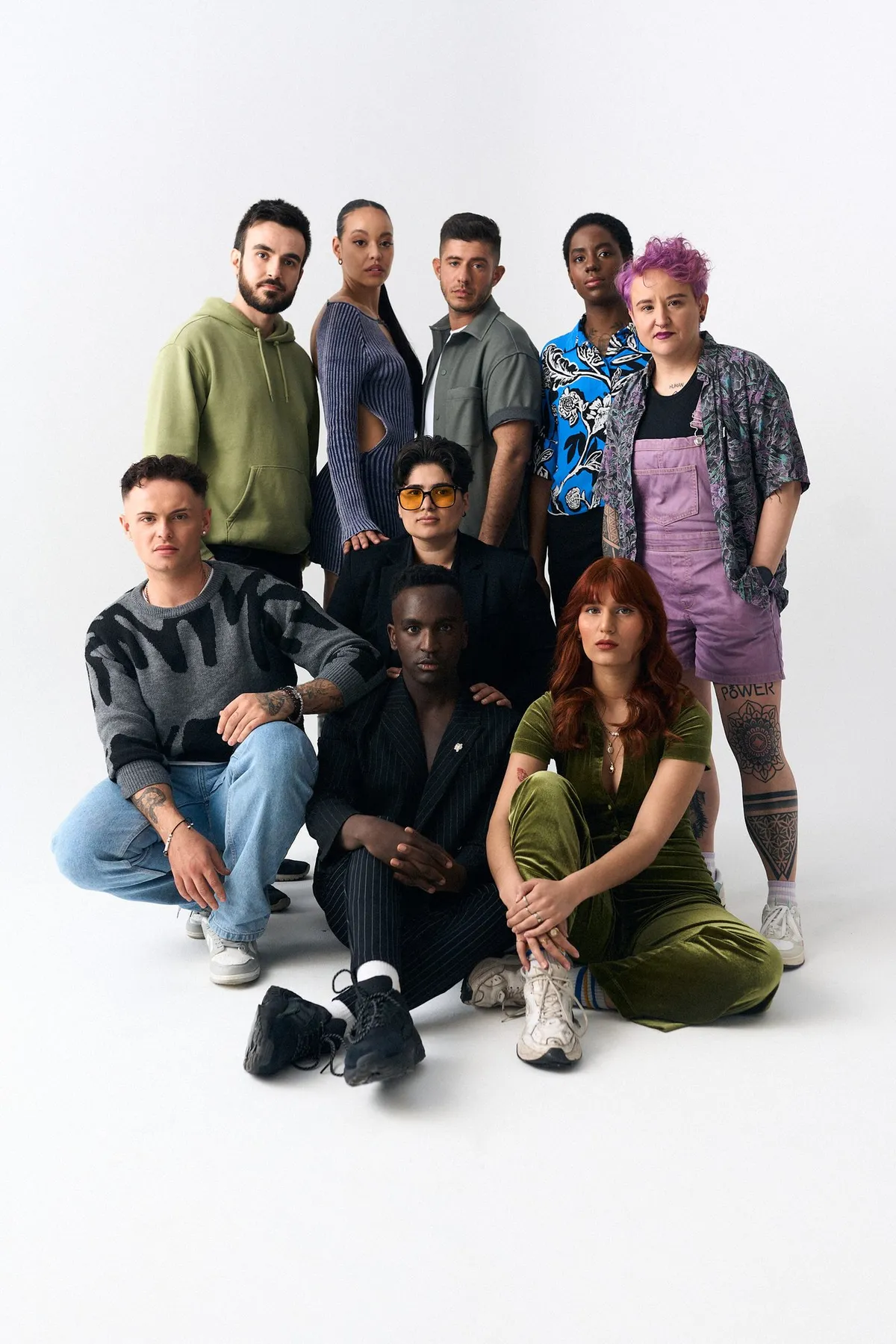 #niewiederleise, Gruppenbild aller Beteiligten der Kampagne vor weißem Hintergrund, stehend und sitzend, Kampagne 2024, fotografiert von Kilian Amrehn