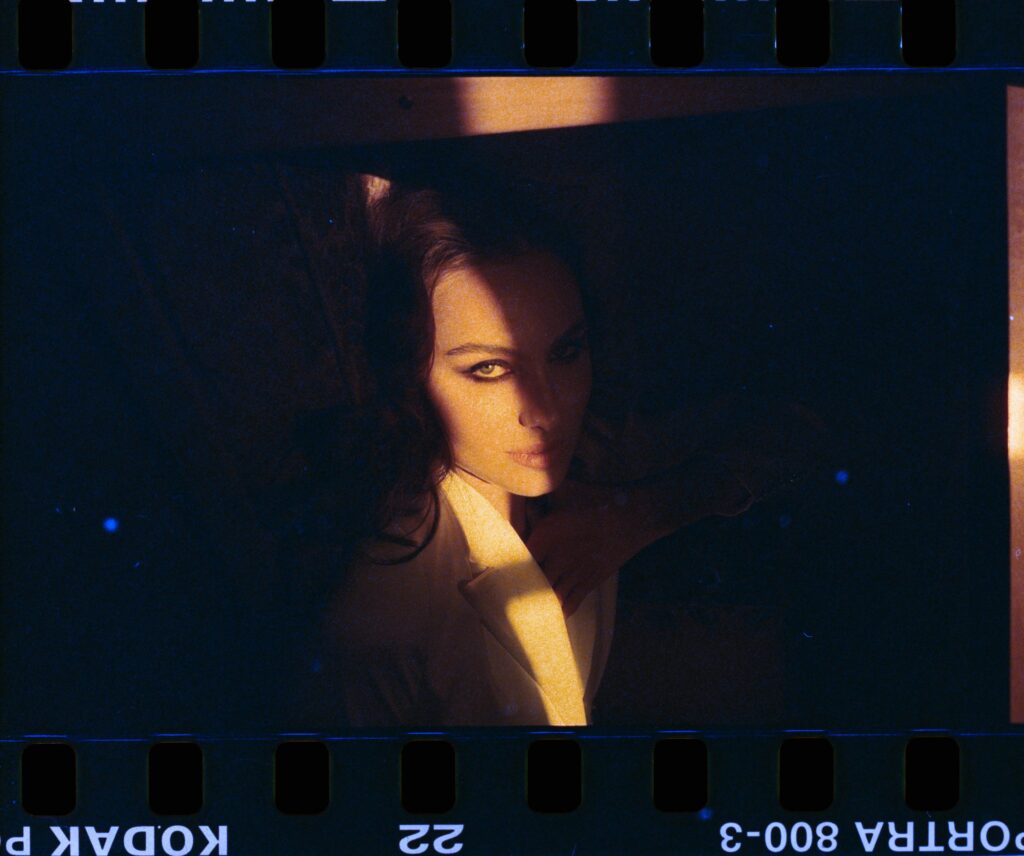 Fotoshooting von einer Frau in einem dunklen Raum