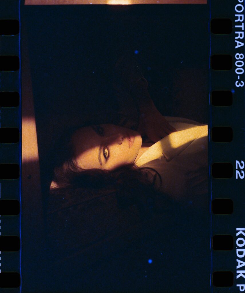 Foto von einem Model mit einem Lichtschein in ihrem Gesicht