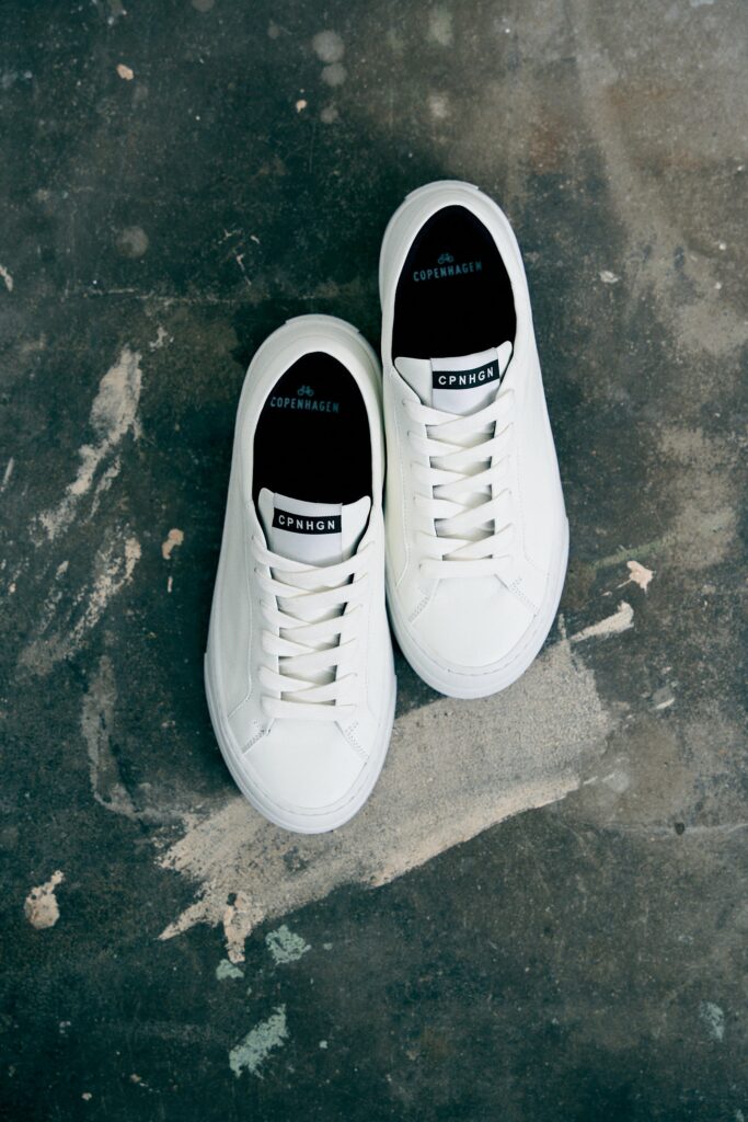 Fotoshooting von weißen Schuhen mit Copenhagen Studios