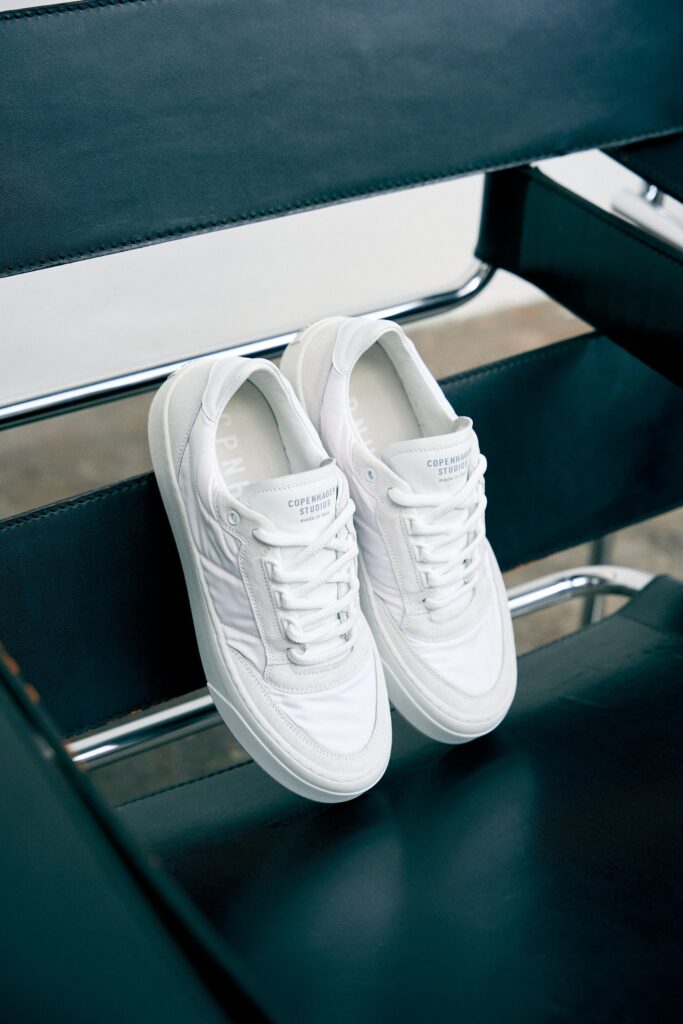Foto von weißen Schuhen von Copenhagen Studios