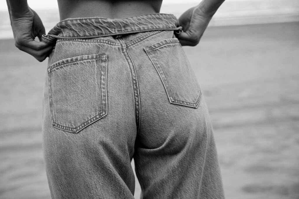 Schwarz-Weiß Fotoshooting von einem Model in Jeans am Strand mit PNTS