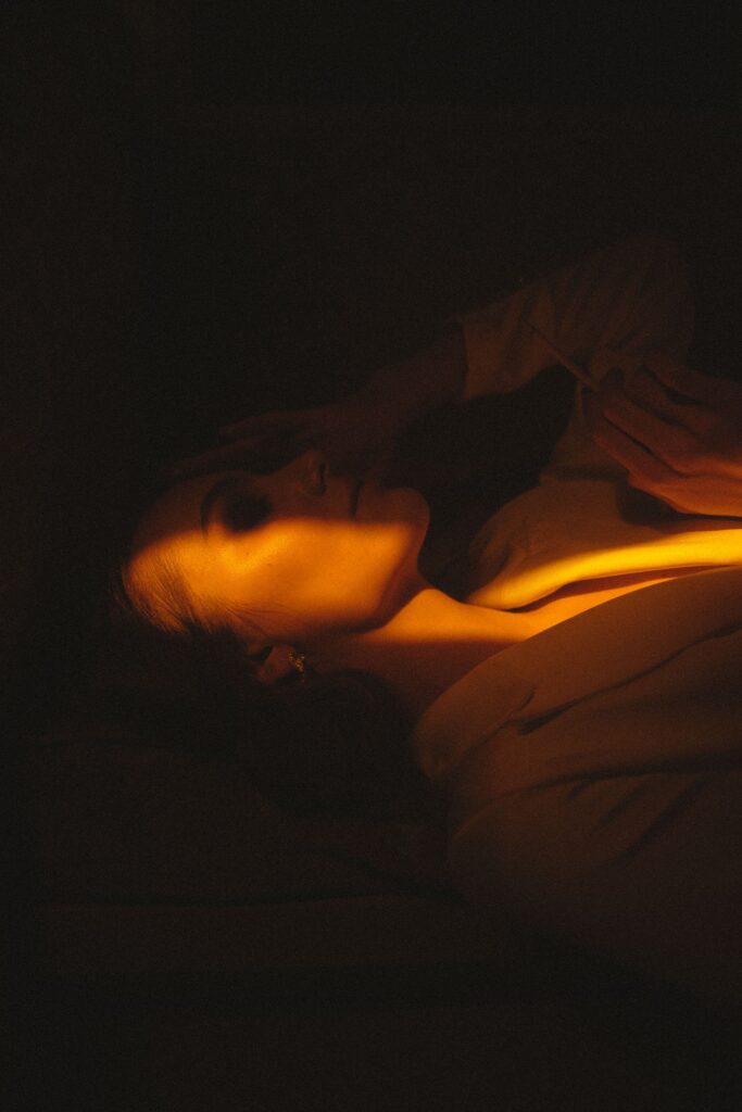 Fotoshooting von einer Frau in einem dunklen Raum