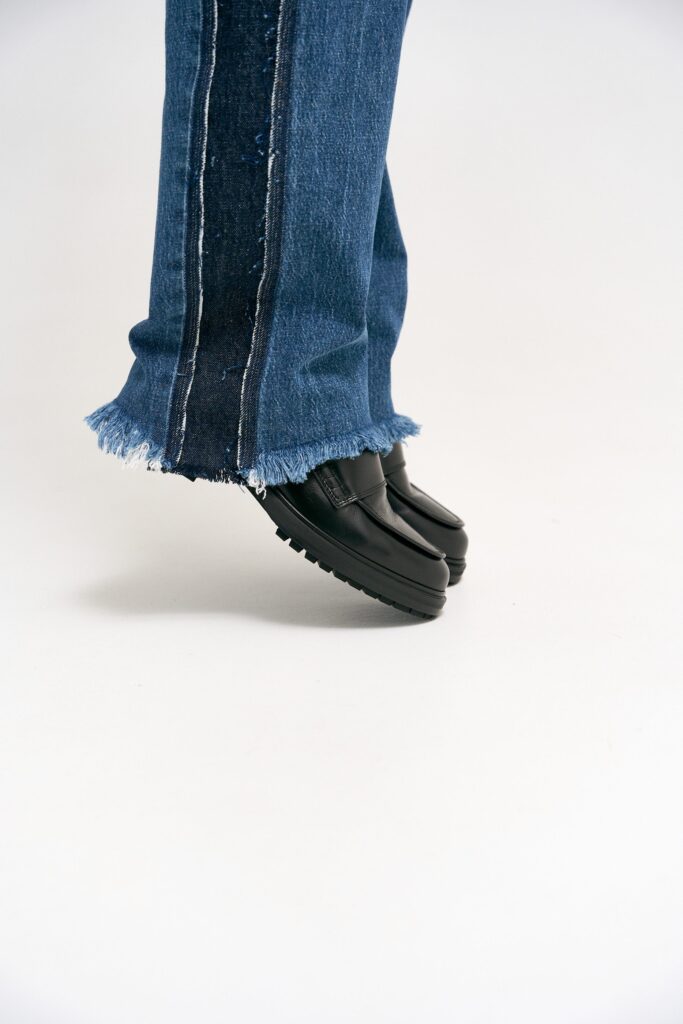 Fashionshooting von einer Jeanshose und Schuhen