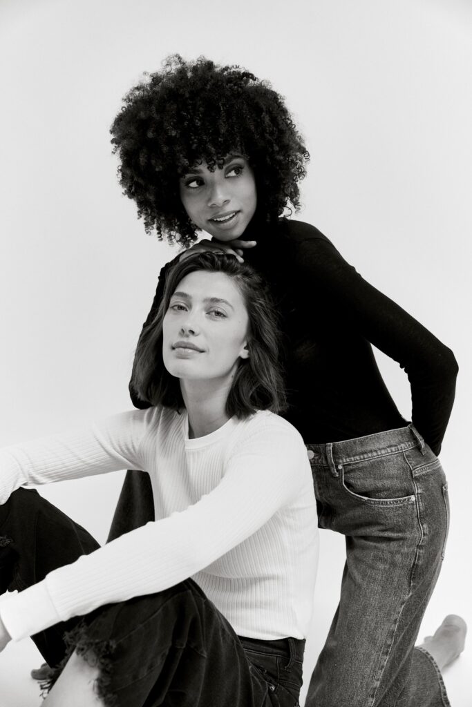 Fashionshooting von zwei Frauen in Schwarz-Weiß