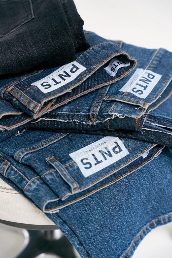 Foto von einem Stapel Jeans mit PNTS