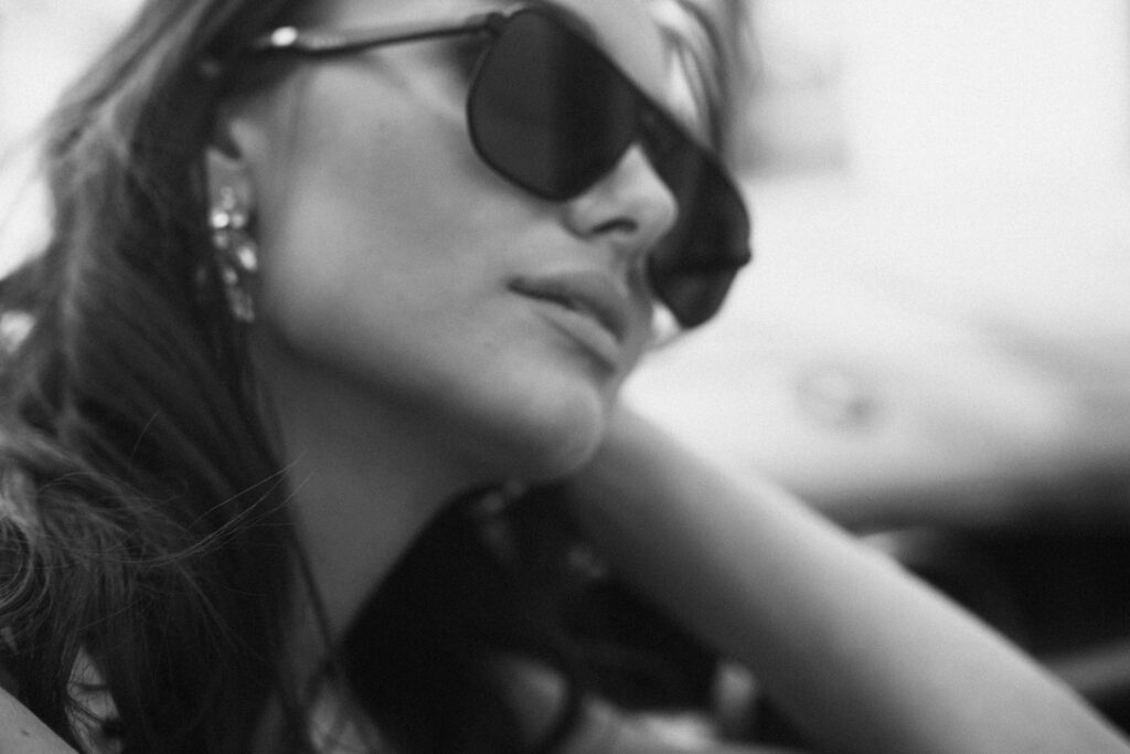 Schwarz-Weiß Foto von einer Frau mit Sonnenbrille