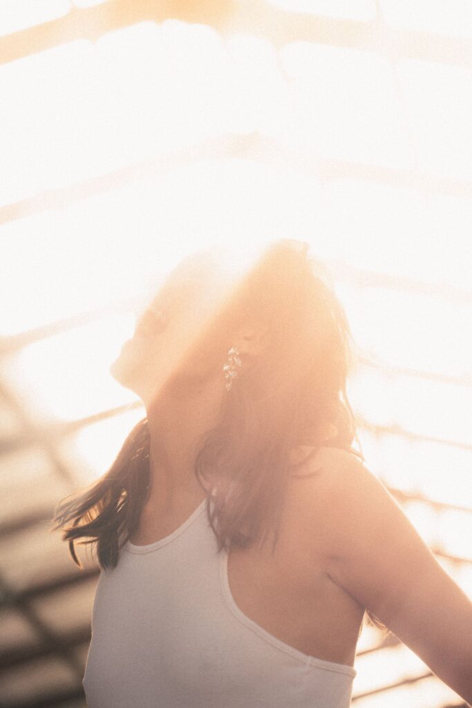 Fotoshooting mit einer Frau im Sonnenlicht