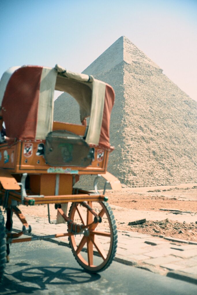Foto von einer Kutsche und einer Pyramide