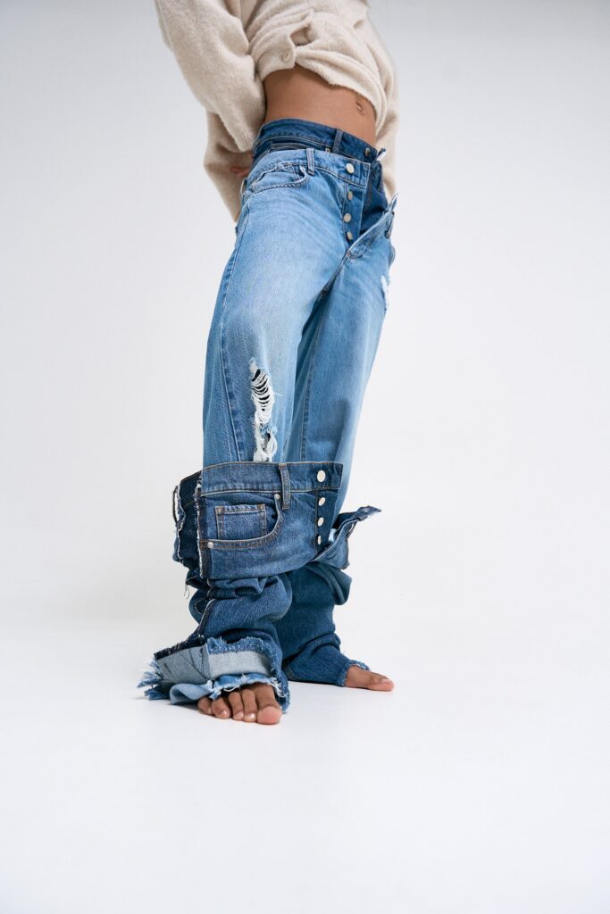 Fashionshooting von einer Frau und mehreren schichten Jeans mit PNTS