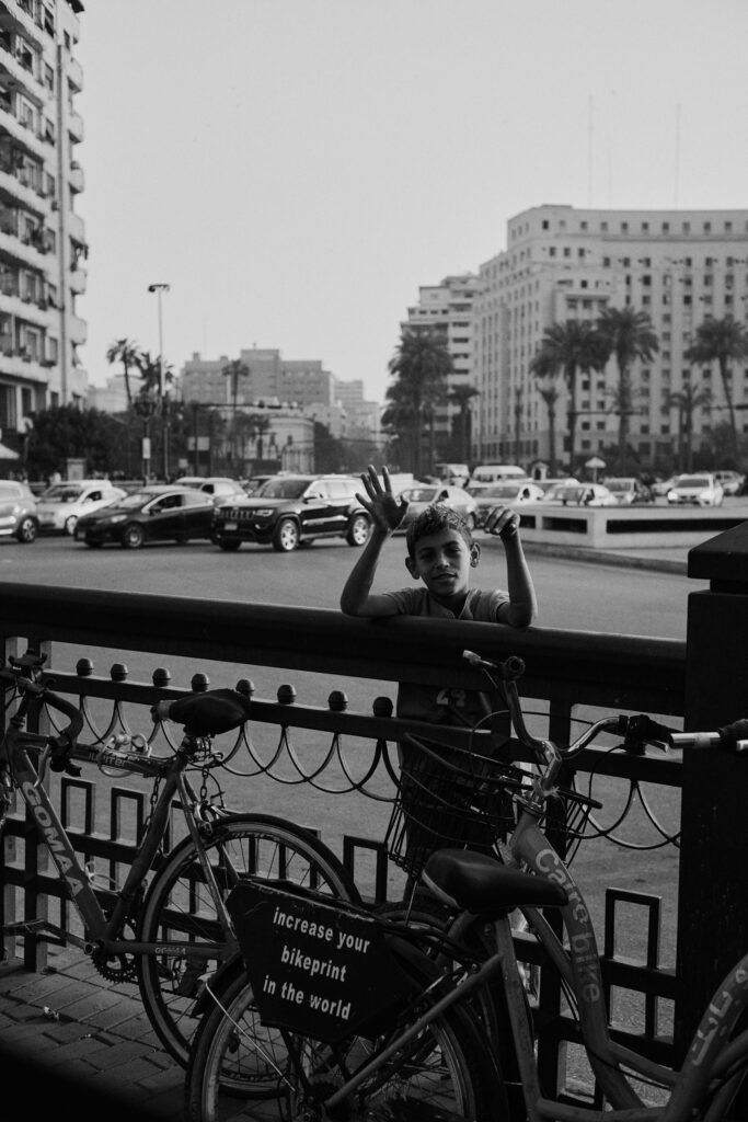 Schwarz-Weiß Foto von einem Kind am Straßenrand