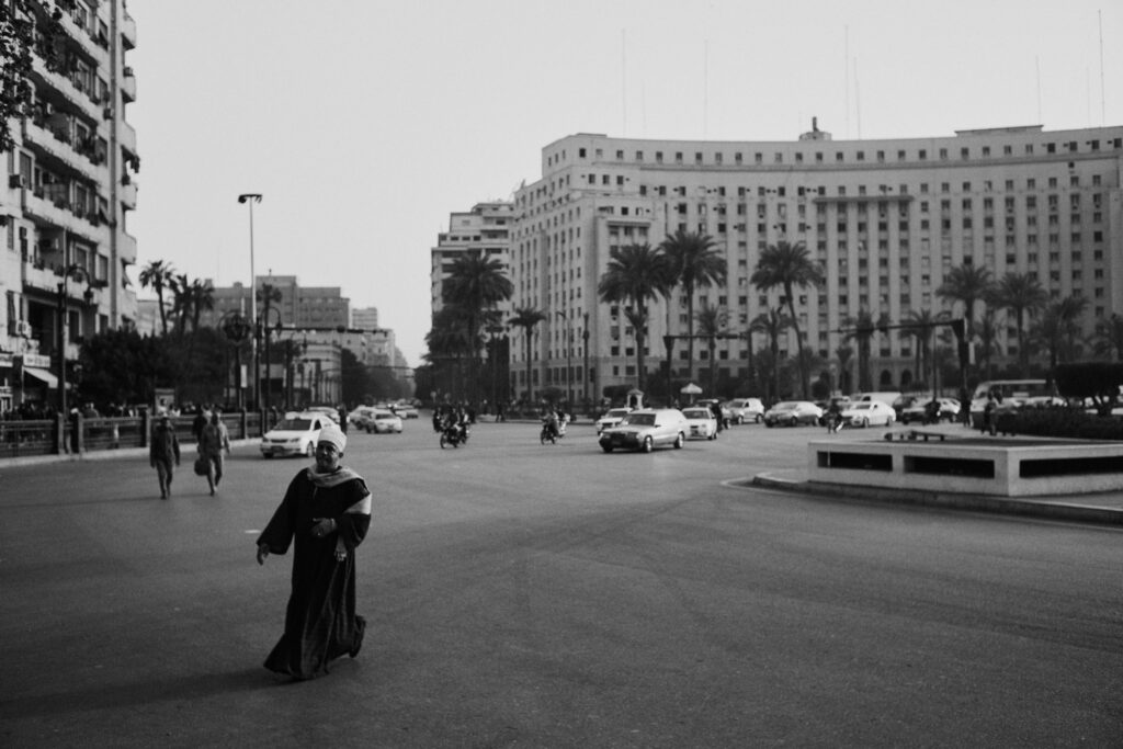 Schwarz-Weiß Foto von einer Verkehrskreuzung in einem arabischen Land