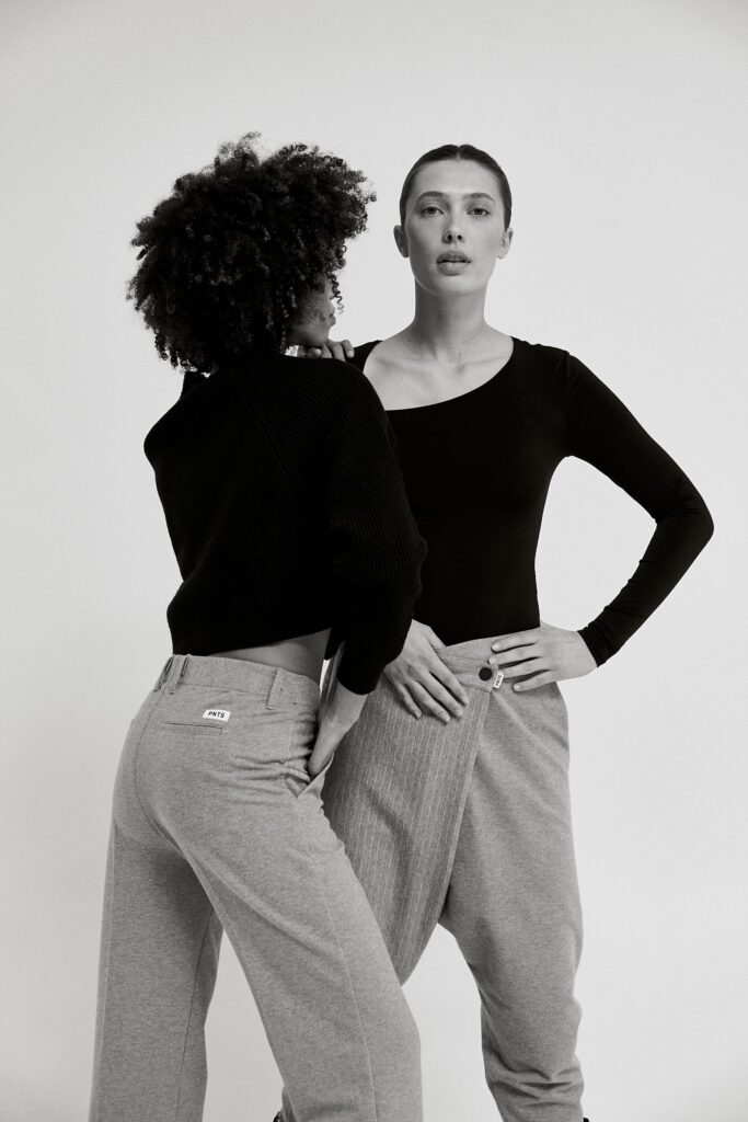 Schwarz-Weiß Foto von Zwei Frauen mit PNTS