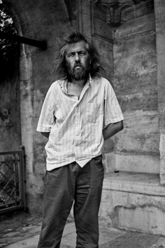 Schwarz-Weiß Foto von einem Mann mit langen Haaren