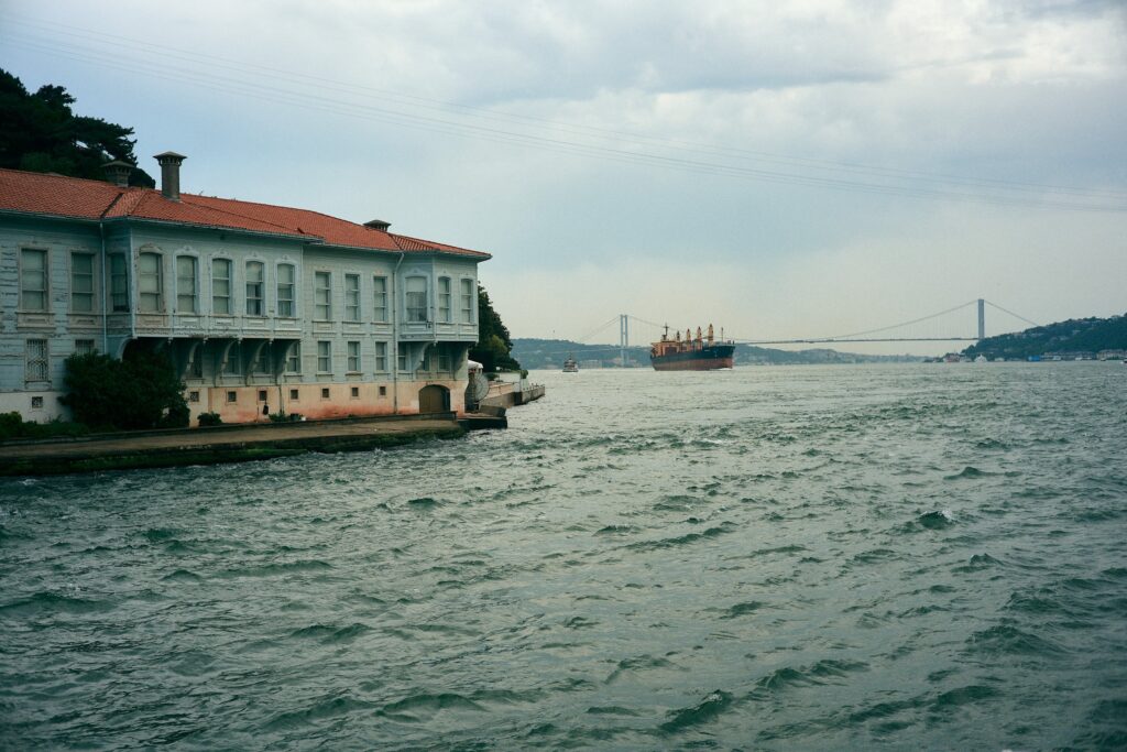 Foto von Wasser einem Schiff und einer Brücke