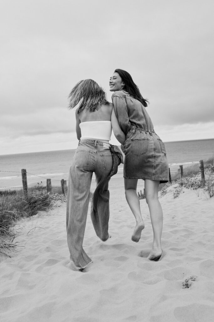 Schwarz-Weiß Shooting von zwei Models am Strand mit PNTS