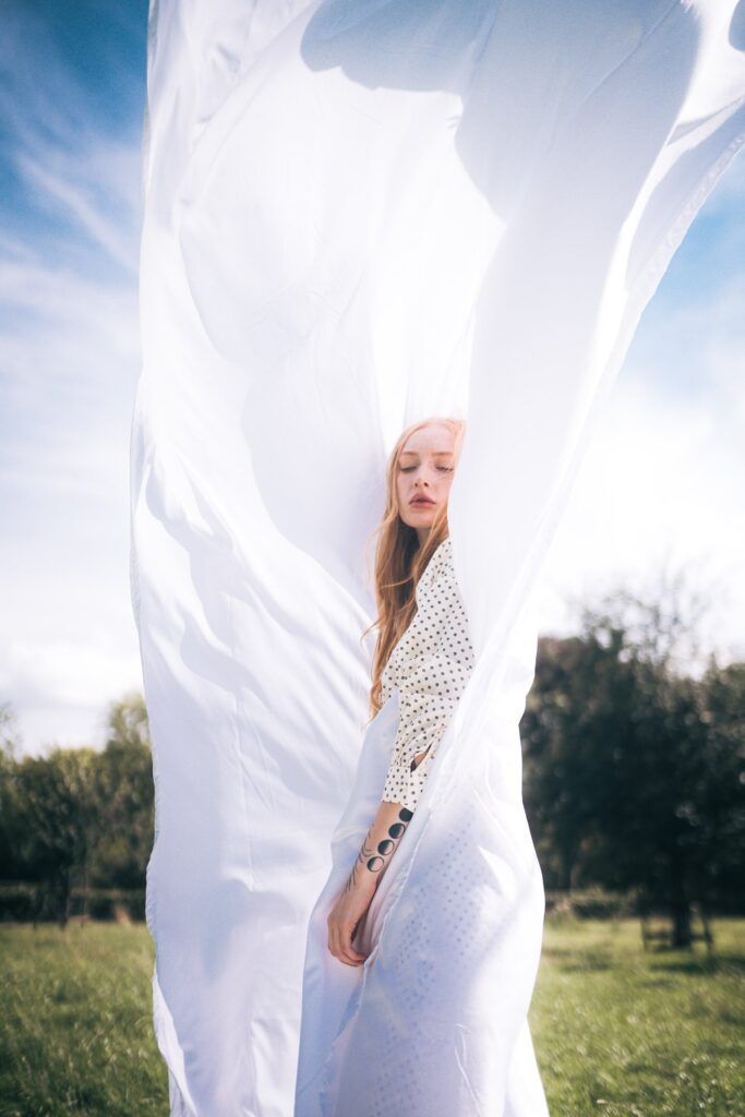Model in weißem fliegenden Kleid