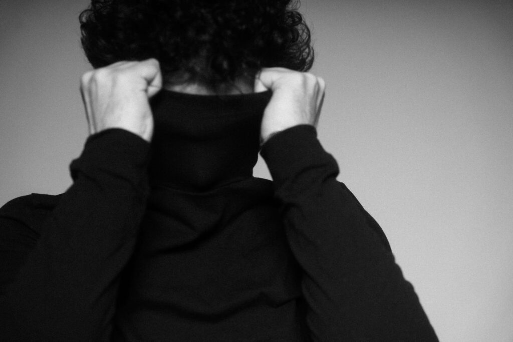 Schwarz-Weiß Foto von einer Person mit Rollkragenpullover mit David Vormweg