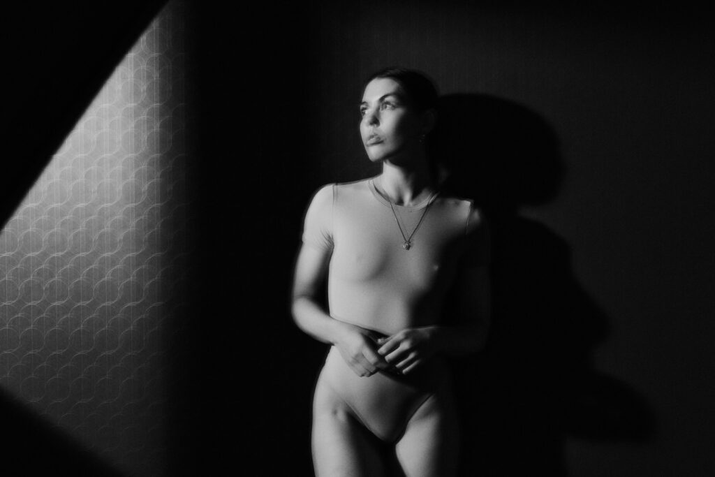 Schwarz-Weiß Foto von Lea Mende in Hautengem Body