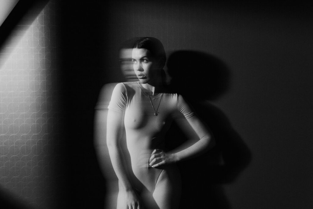 Schwarz-Weiß Foto von Lea Mende vor einer Wand