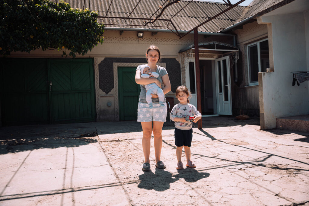 Foto von einer Frau mit zwei Kindern in einem Innenhof