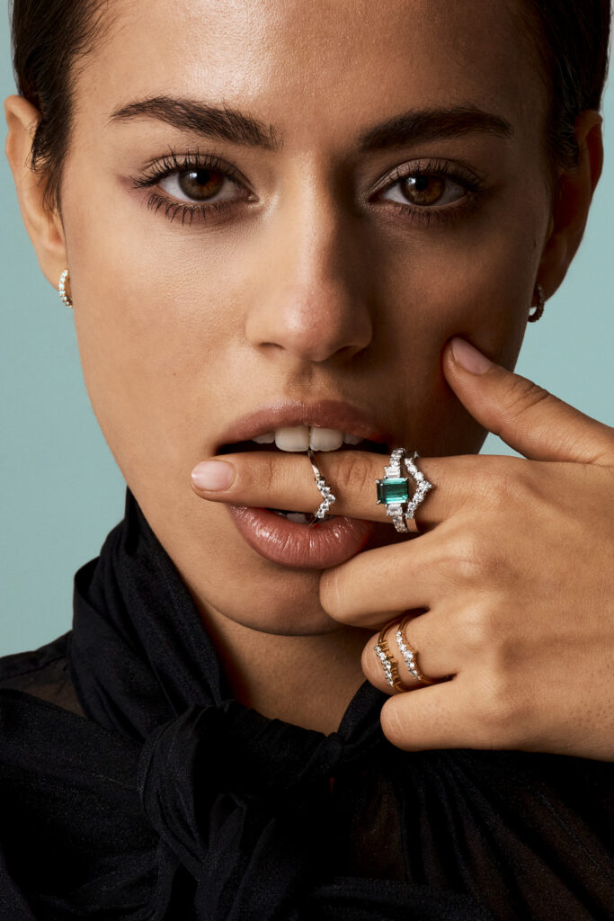 Portraitaufnahme von einem Model mit einem Finger im Mund von Monano Schmuckmanufaktur