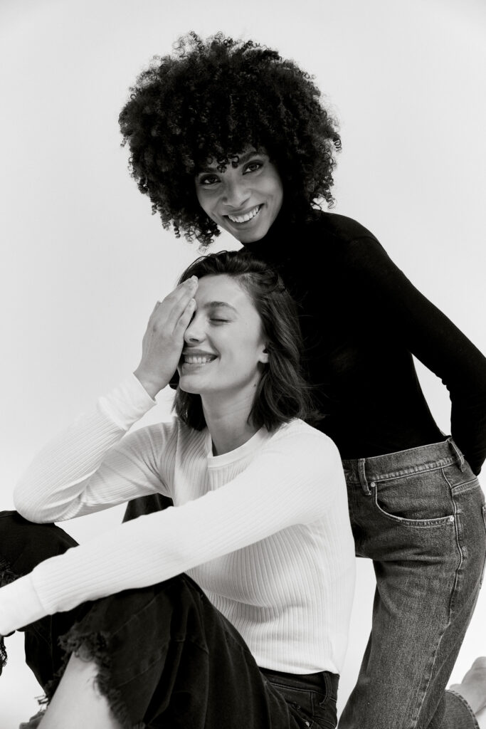 Fashionshooting von zwei Frauen in Schwarz-Weiß