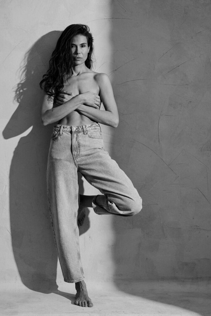 Ästhetisches Schwarzweiß Portrait mit Schatten und Licht – natürliche Aktfotografie mit Jeans im Studio